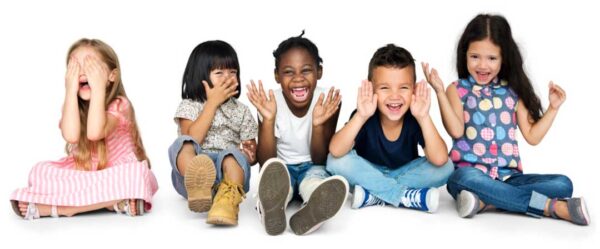 banbini di varie naazioni che sorridono e si divertono