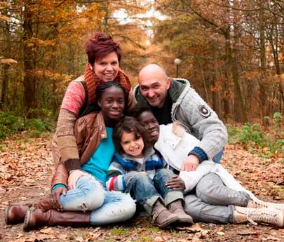 famiglia italiana con filgio adotta bimbi di colore